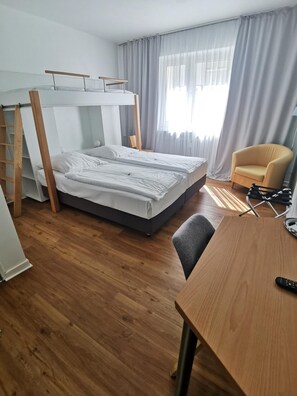 Minibar, in-room safe, desk, iron/ironing board - guestified. AYUNA Hotel (Düsseldorf)