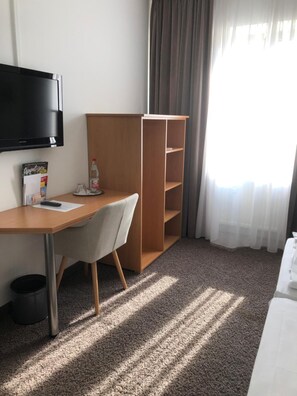 Minibar, Zimmersafe, Schreibtisch, Bügeleisen/Bügelbrett