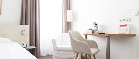 Habitación individual | Minibar, caja de seguridad en la habitación y escritorio