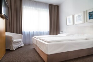 Double Room | Minibar, in-room safe, desk, iron/ironing board - guestified. AYUNA Hotel (Düsseldorf)