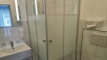 Double Room | Bathroom | Shower, towels