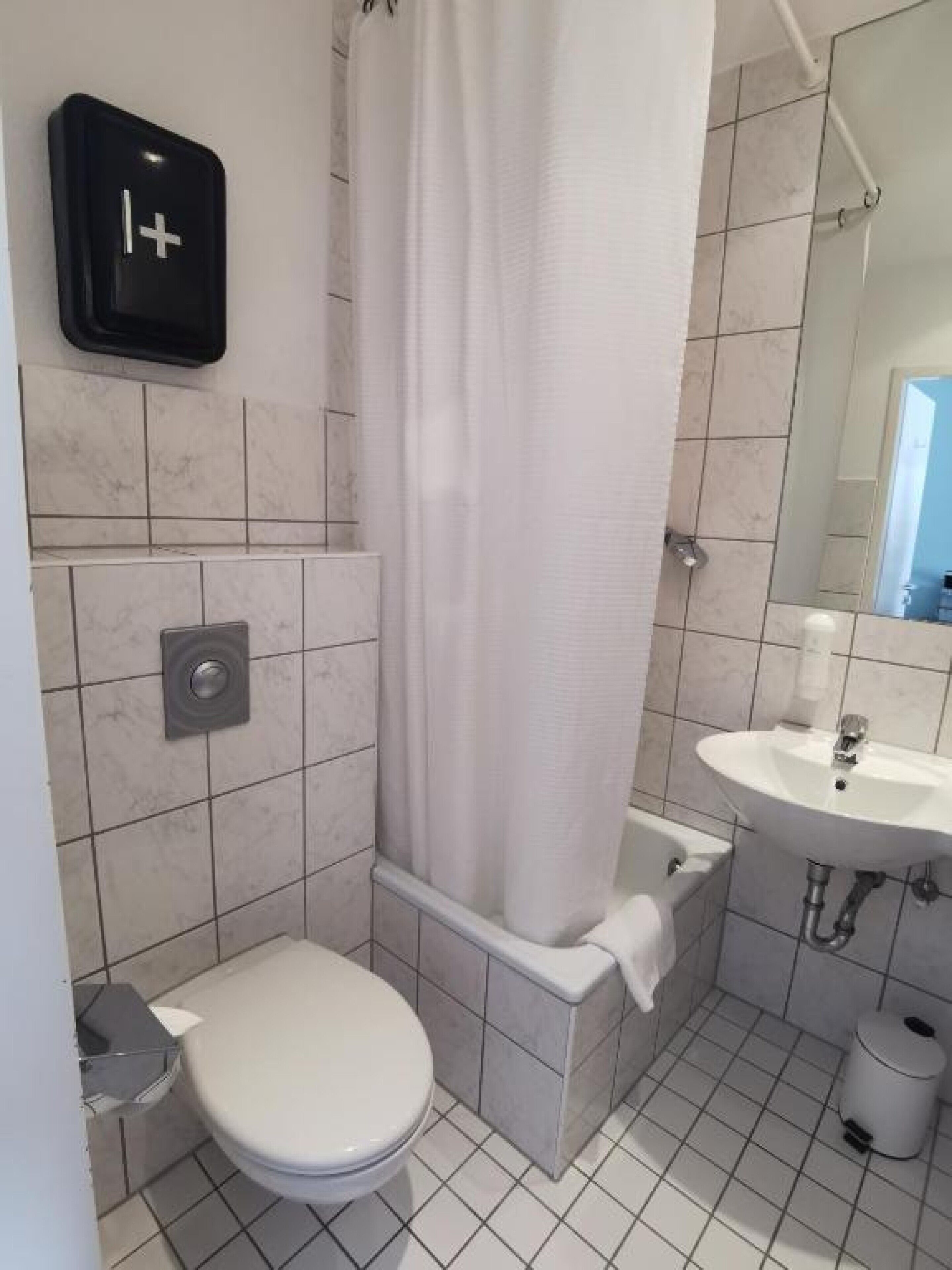 triple room | bathroom | shower, towels