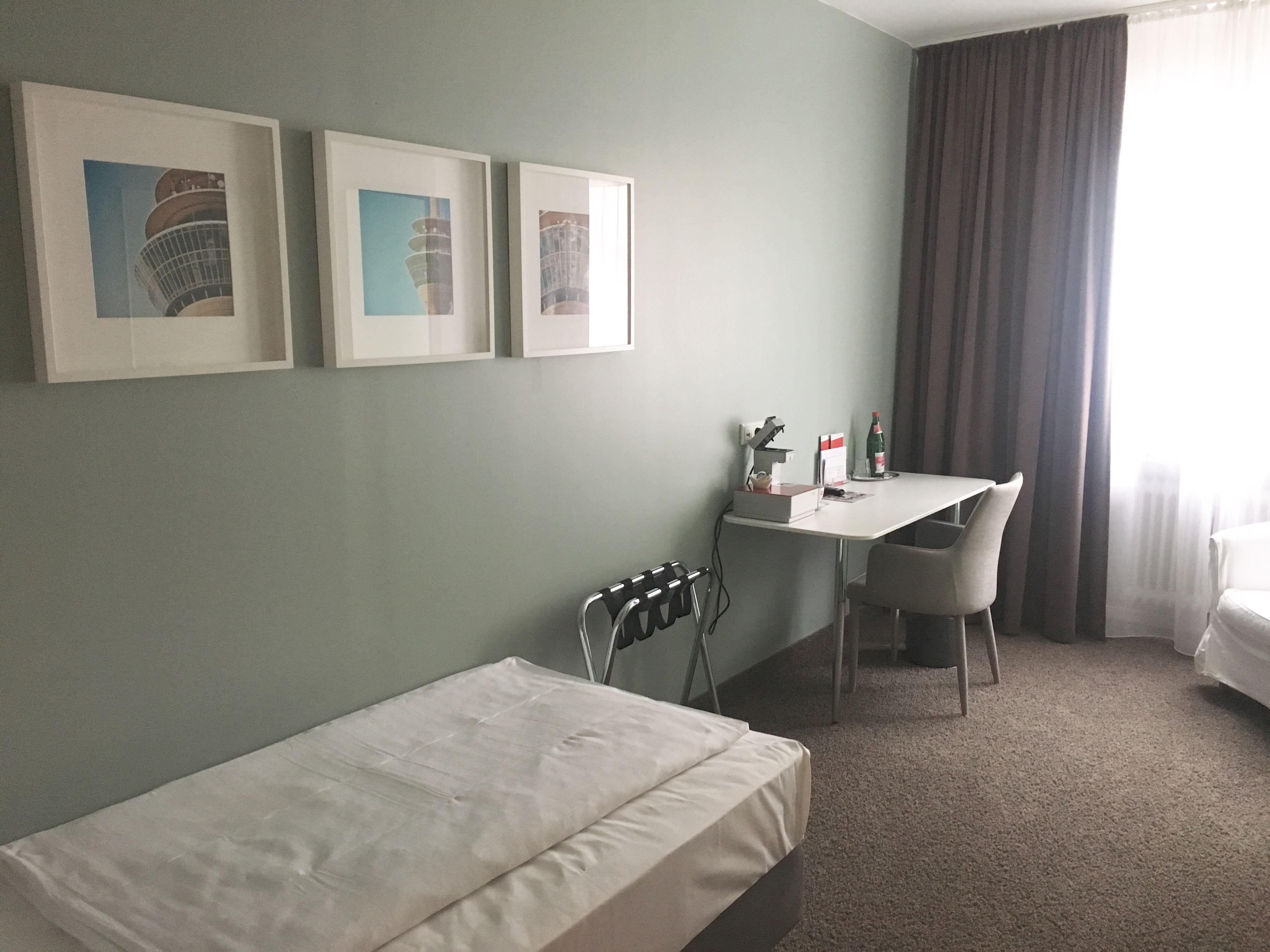 single room | minibar, in-room safe, desk, iron/ironing board