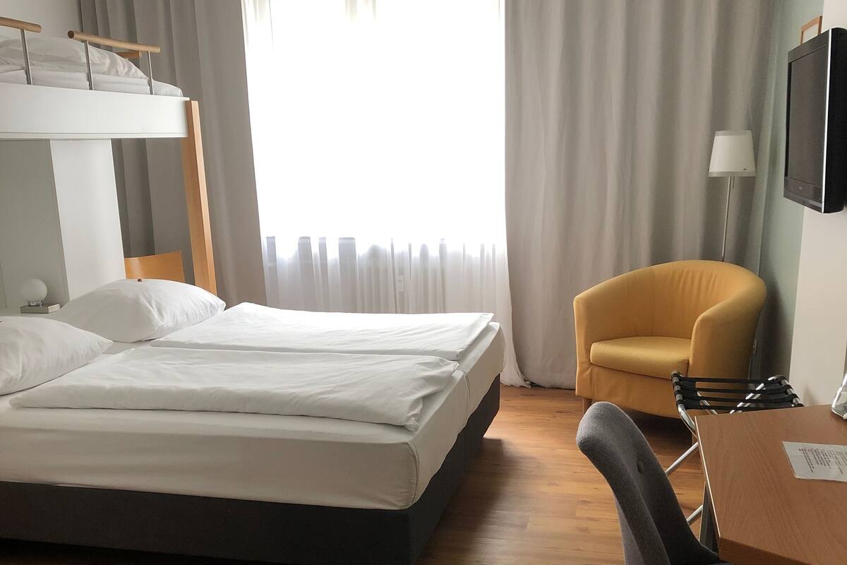 Camera tripla | Minibar, una cassaforte in camera, una scrivania, ferro/asse da stiro