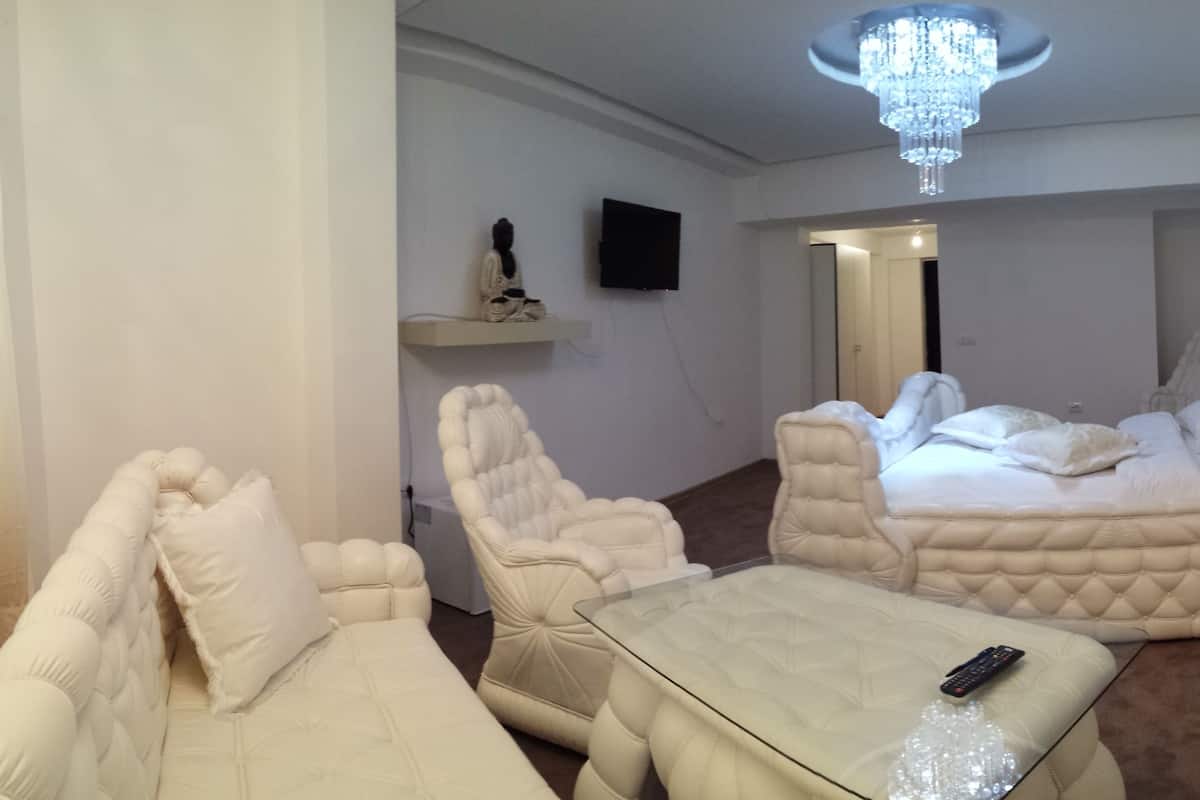 Appartement Supérieur, 2 chambres, sauna (Pool Access) | Salle de séjour | Télévision à écran plat de 32 pouces avec chaßnes par cùble, télévision