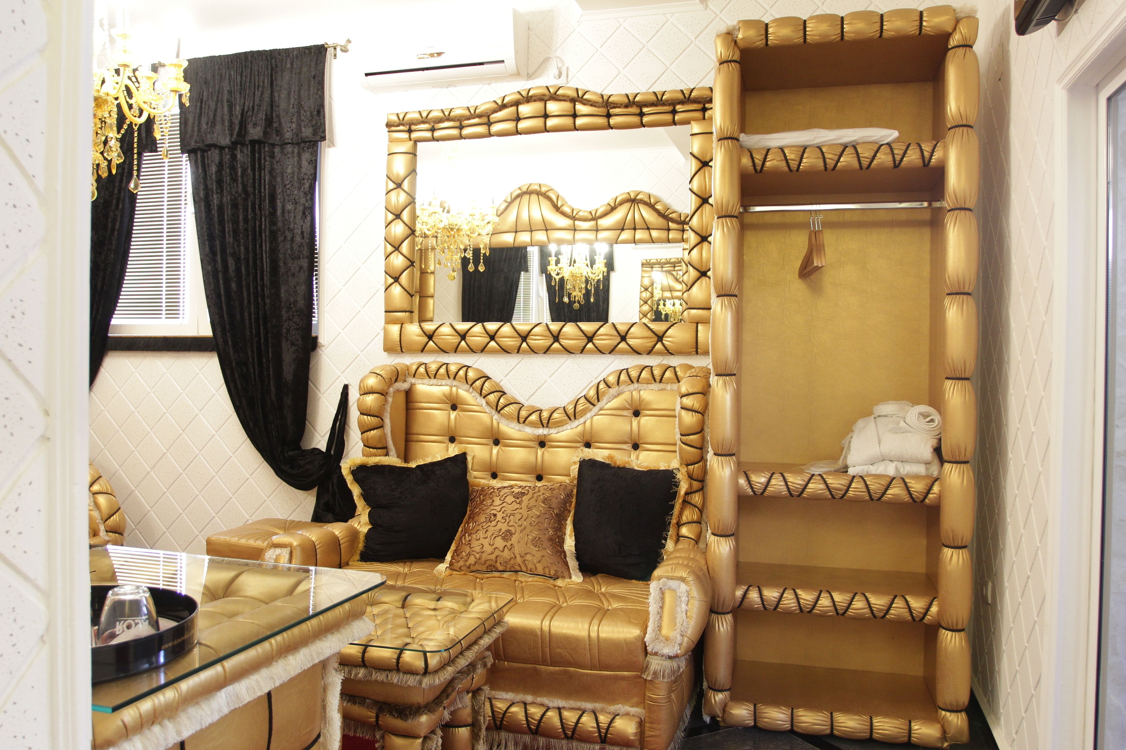 executive suite | living room | 32-inch flat-screen tv with cable channels, tv