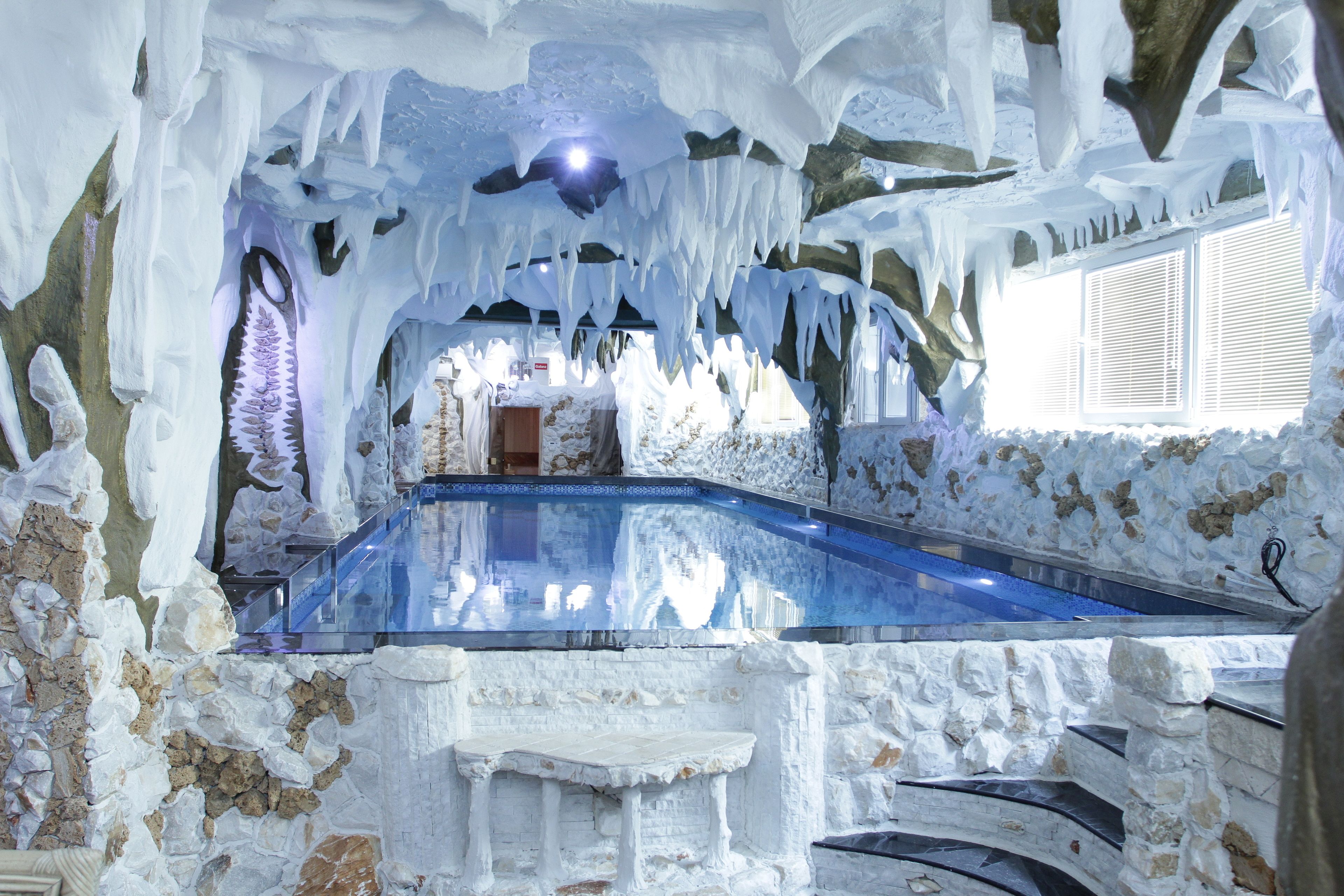 32-inch flat-screen tv with cable channels, tv