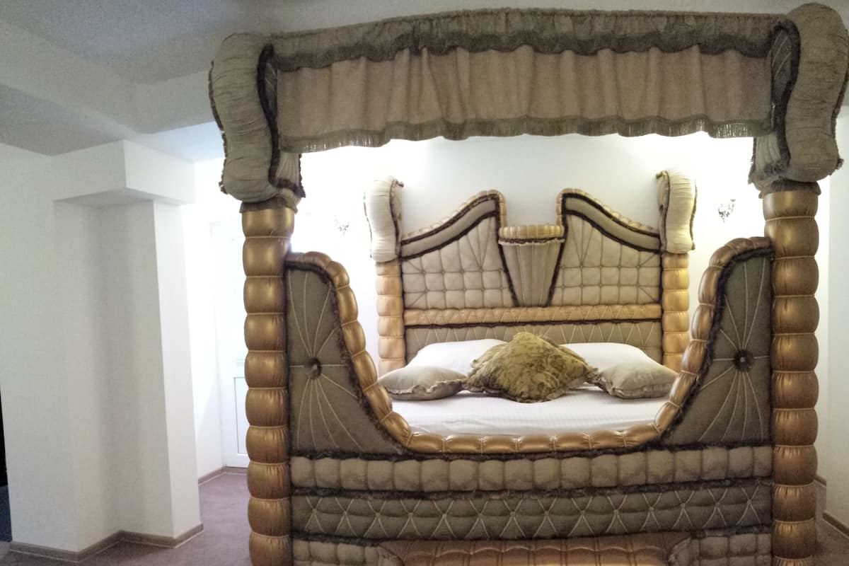 1 chambre, minibar, coffres-forts dans les chambres, bureau