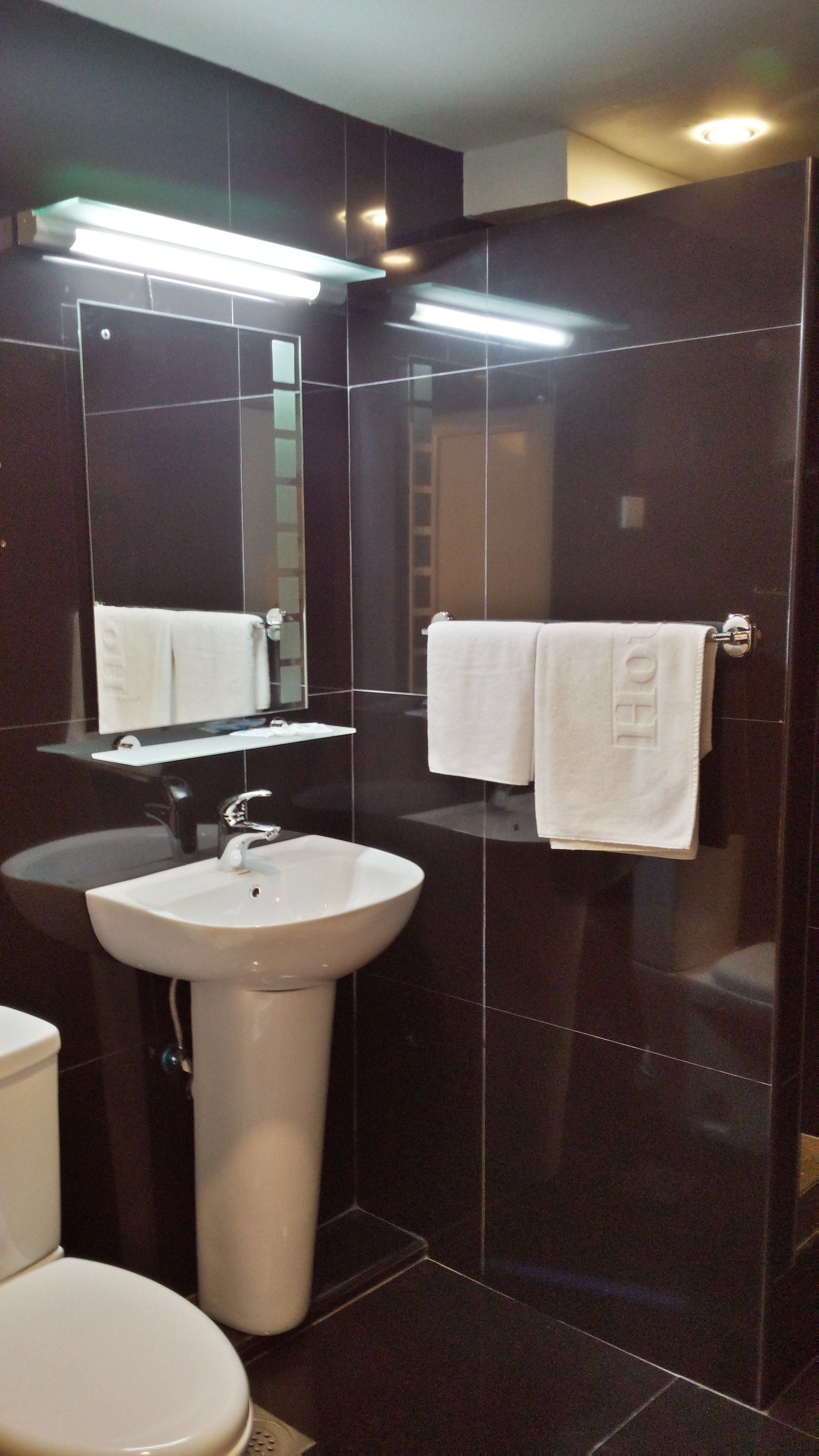 standard double room, courtyard view | bathroom | shower, free toiletries, hair dryer, bathrobes