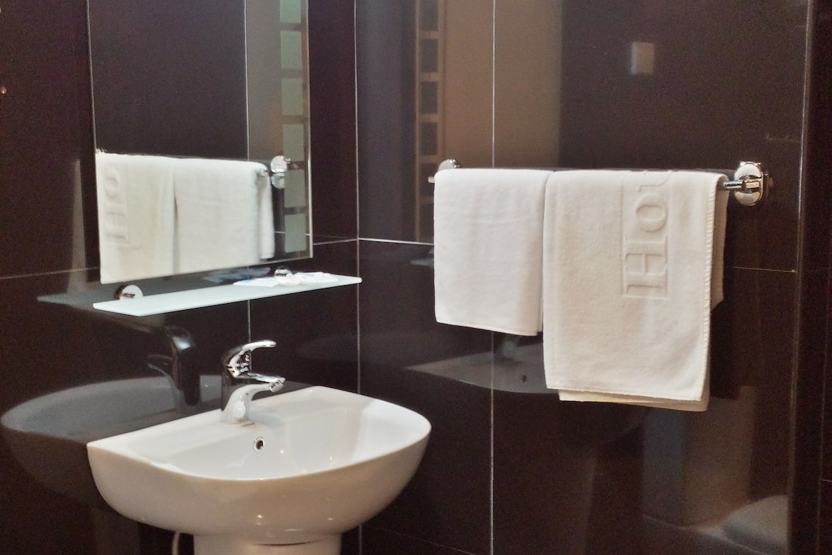 standard double room, courtyard view | bathroom | shower, free toiletries, hair dryer, bathrobes