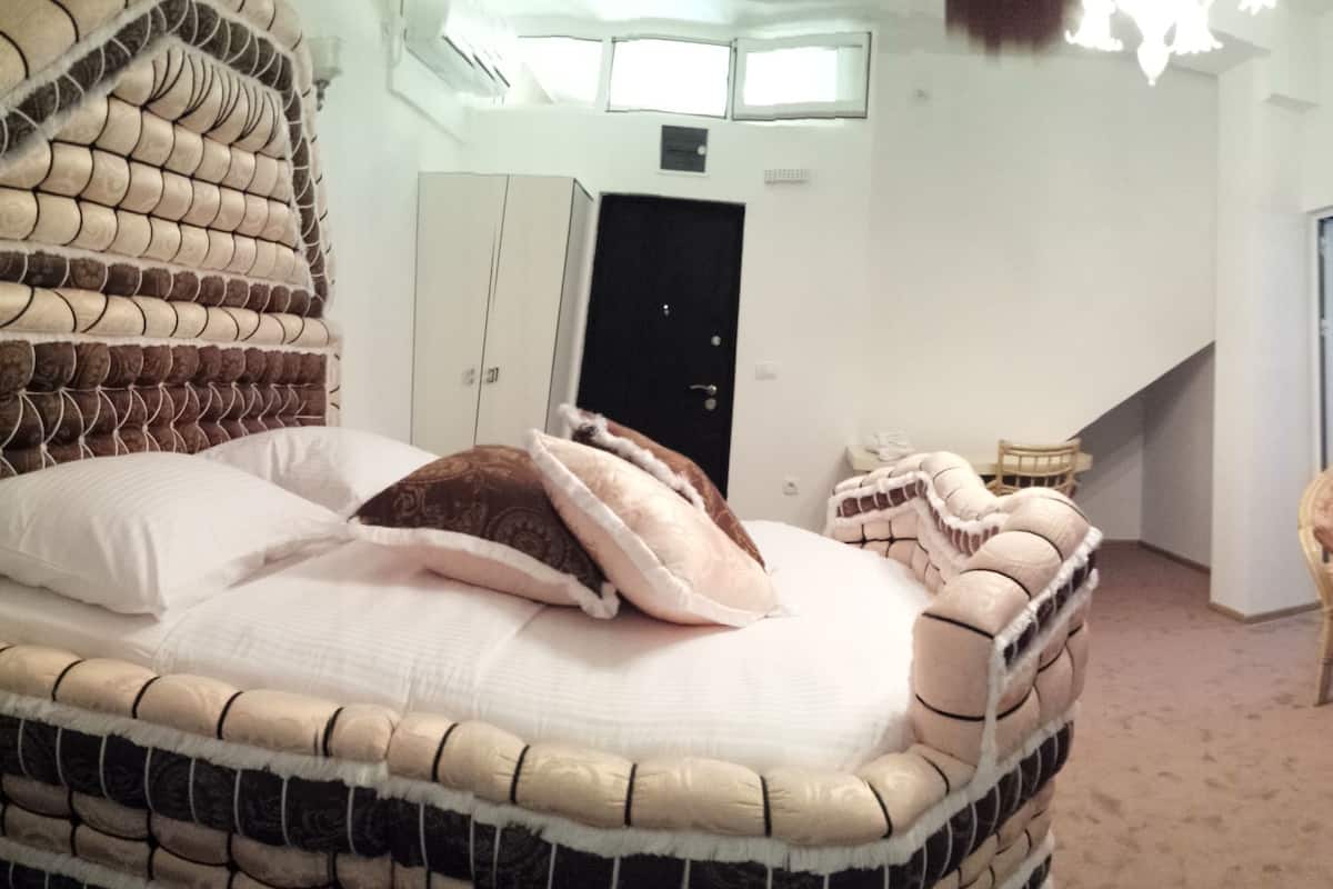 Chambre Double Confort, sauna (Pool Access) | 1 chambre, minibar, coffres-forts dans les chambres, bureau