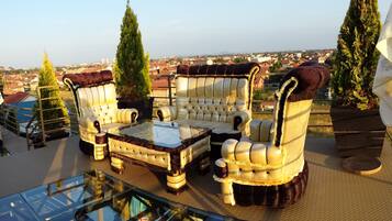 Serveert ontbijt, lunch, diner, internationale gerechten