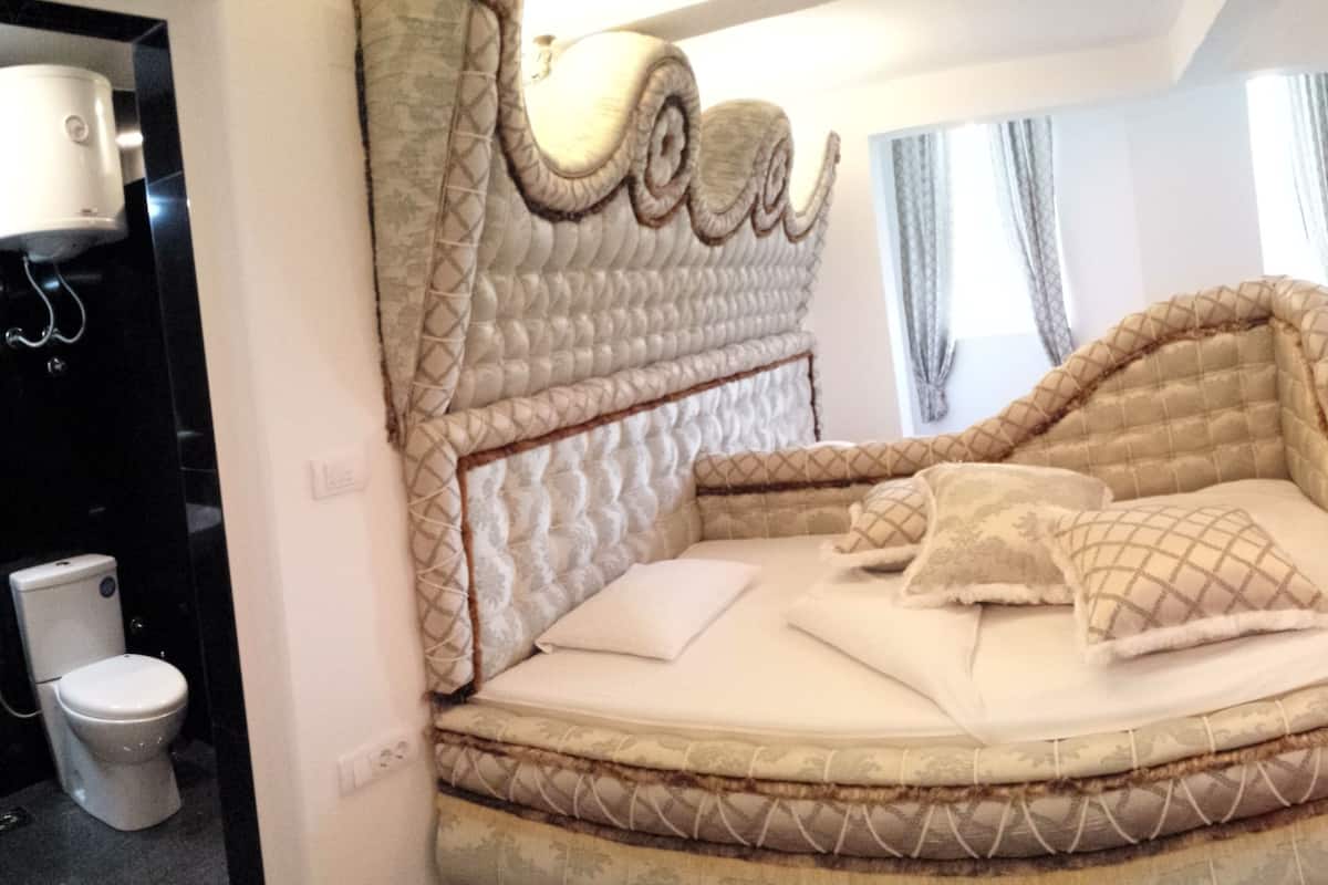Chambre Double Standard, vue cour intérieure | Salle de séjour | Télévision à écran plat de 32 pouces avec chaßnes par cùble, télévision