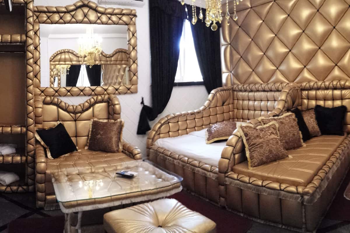 royal suite, 2 bedrooms, courtyard view (private pool, 2 saunas, jetted tub) | 1 bedroom, minibar, in-room safe, desk