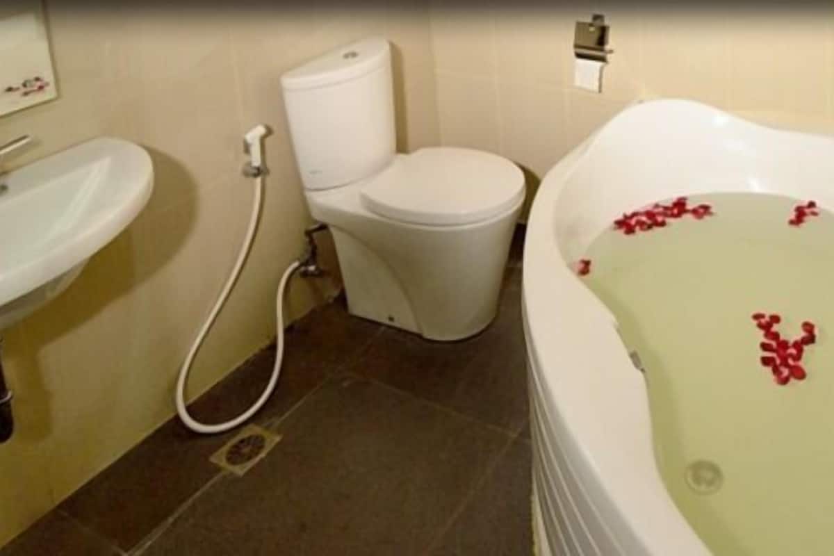 A bathroom with a sink, toilet, and bathtub.