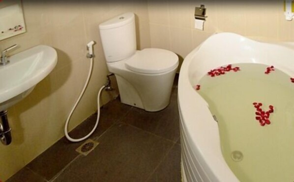 Une salle de bain avec un lavabo, des toilettes et une baignoire.
