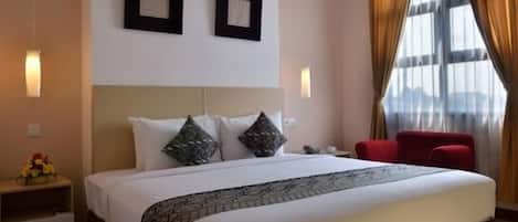 Premium bedding, desk, blackout curtains, rollaway beds