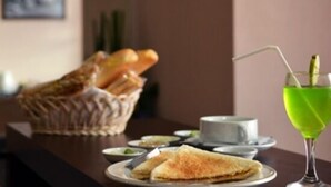 تناول الطعام داخل الغرفة