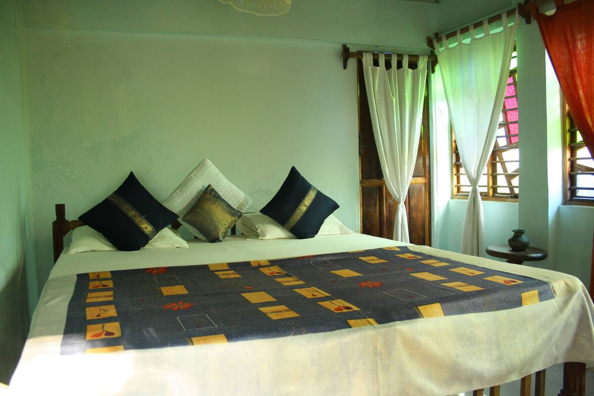 Economy Twin Room, 1 Bedroom, Garden View | In-room safe, desk