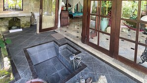 Un baño con lavamanos de piedra, bañera y zona de ducha.