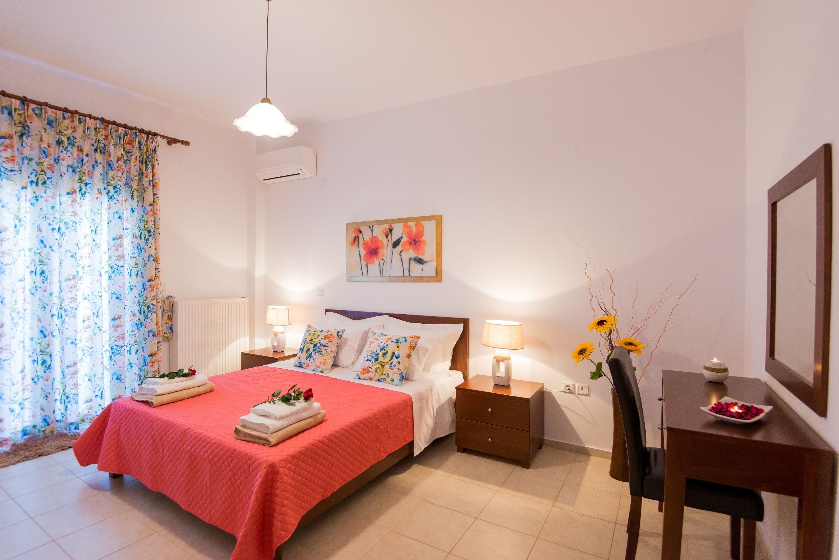 Une chambre bien rangée, avec un lit, des tables de chevet, un bureau et une chaise.