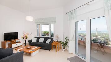 Deluxe Villa, 4 Bedrooms, Sea View | 1 bedroom, desk, soundproofing, iron/ironing board