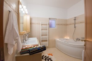 Deluxe Villa, 4 Bedrooms, Sea View | Bathroom - Diogenis Home (Rethymno)
