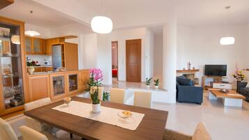 Deluxe Villa, 4 Bedrooms, Sea View | In-room dining