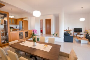 Deluxe Villa, 4 Bedrooms, Sea View | In-room dining