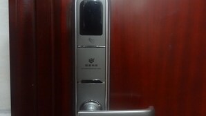 A door with a digital lock and a card reader. - Tai Wah Guest House (Kowloon)