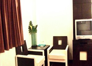 Deluxe Twin Room | Desk, bed sheets, wheelchair access - Phuluang Hotel (Mueang Loei)