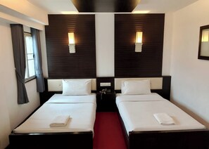 Superior Twin Room | Desk, bed sheets, wheelchair access - Phuluang Hotel (Mueang Loei)