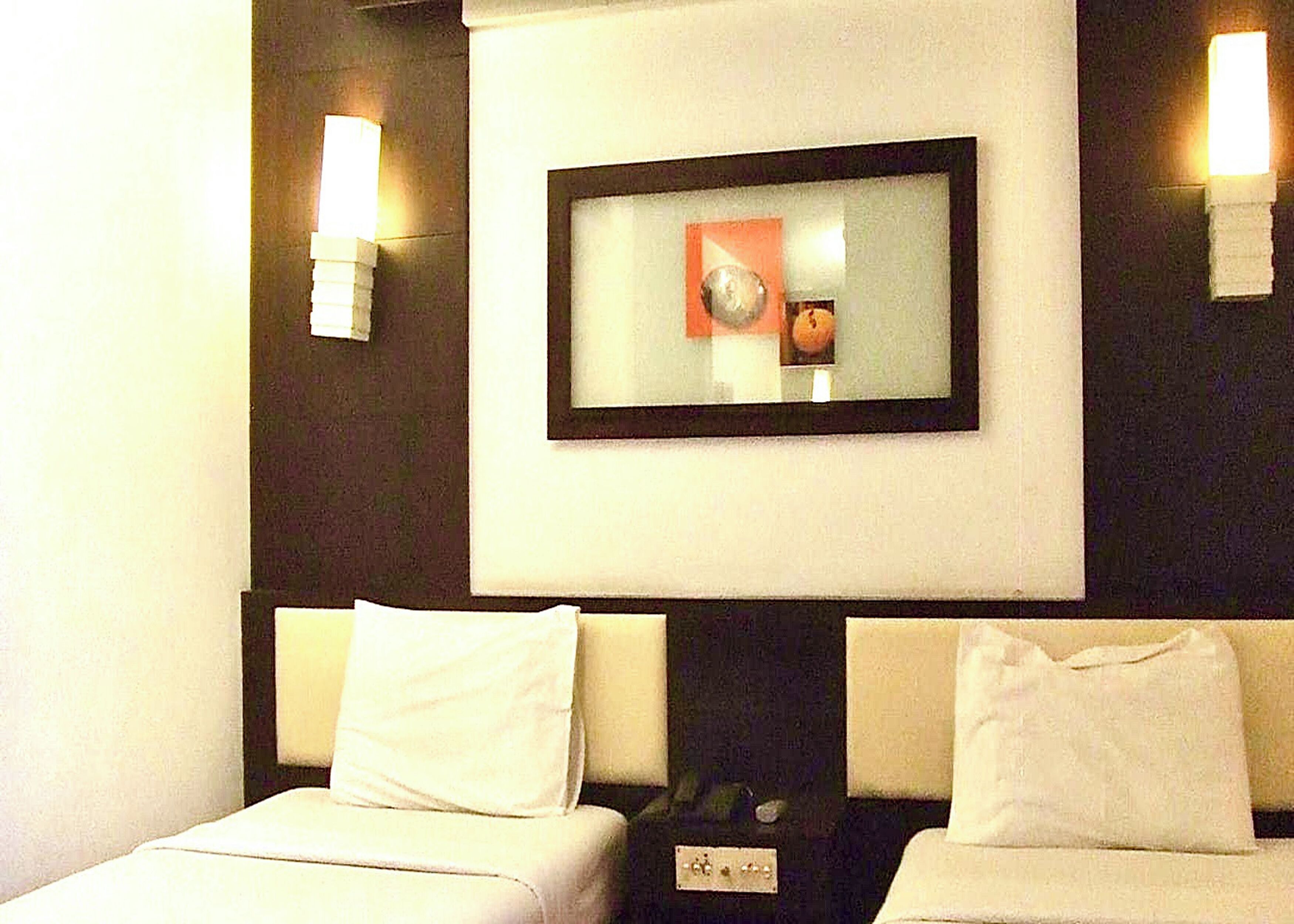 Deluxe Twin Room | Desk, bed sheets