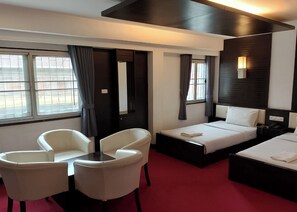 Superior Twin Room | Desk, bed sheets, wheelchair access - Phuluang Hotel (Mueang Loei)
