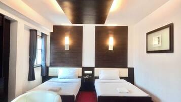 Quarto duplo superior | Escrivaninha, roupa de cama, acesso para cadeiras de rodas