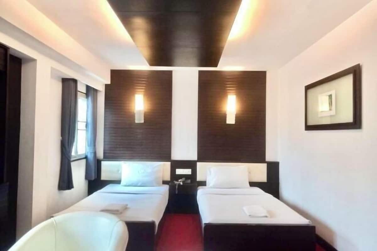 Escritorio, ropa de cama y acceso para silla de ruedas