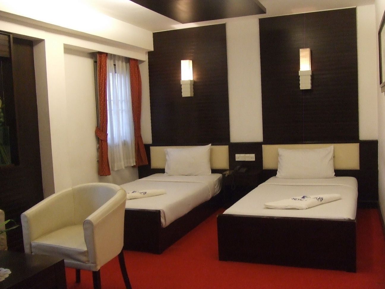 Escrivaninha, roupa de cama, acesso para cadeiras de rodas