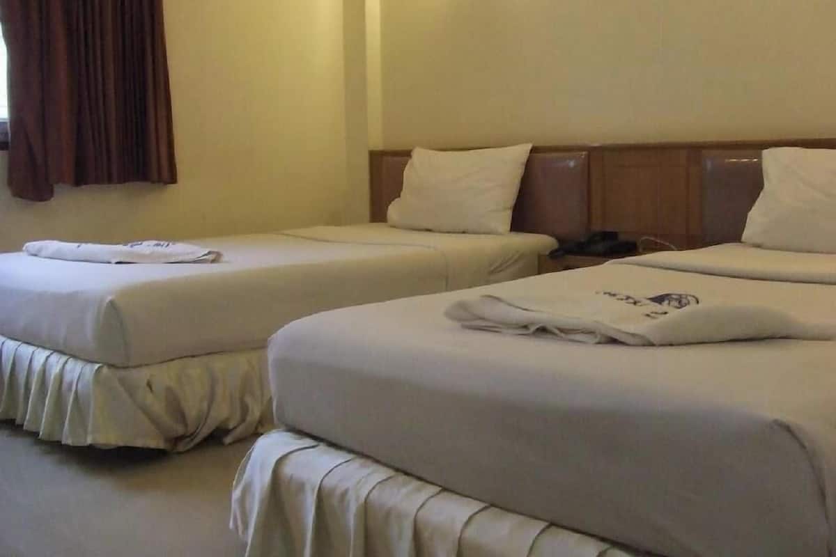 Escritorio, ropa de cama y acceso para silla de ruedas