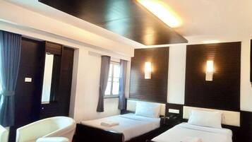 Quarto duplo superior | Escrivaninha, roupa de cama, acesso para cadeiras de rodas