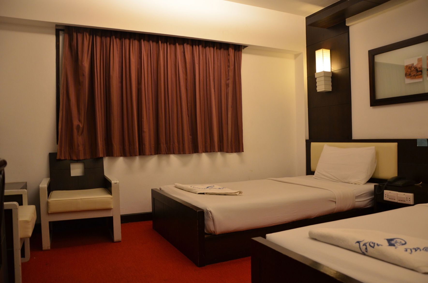 Escrivaninha, roupa de cama, acesso para cadeiras de rodas