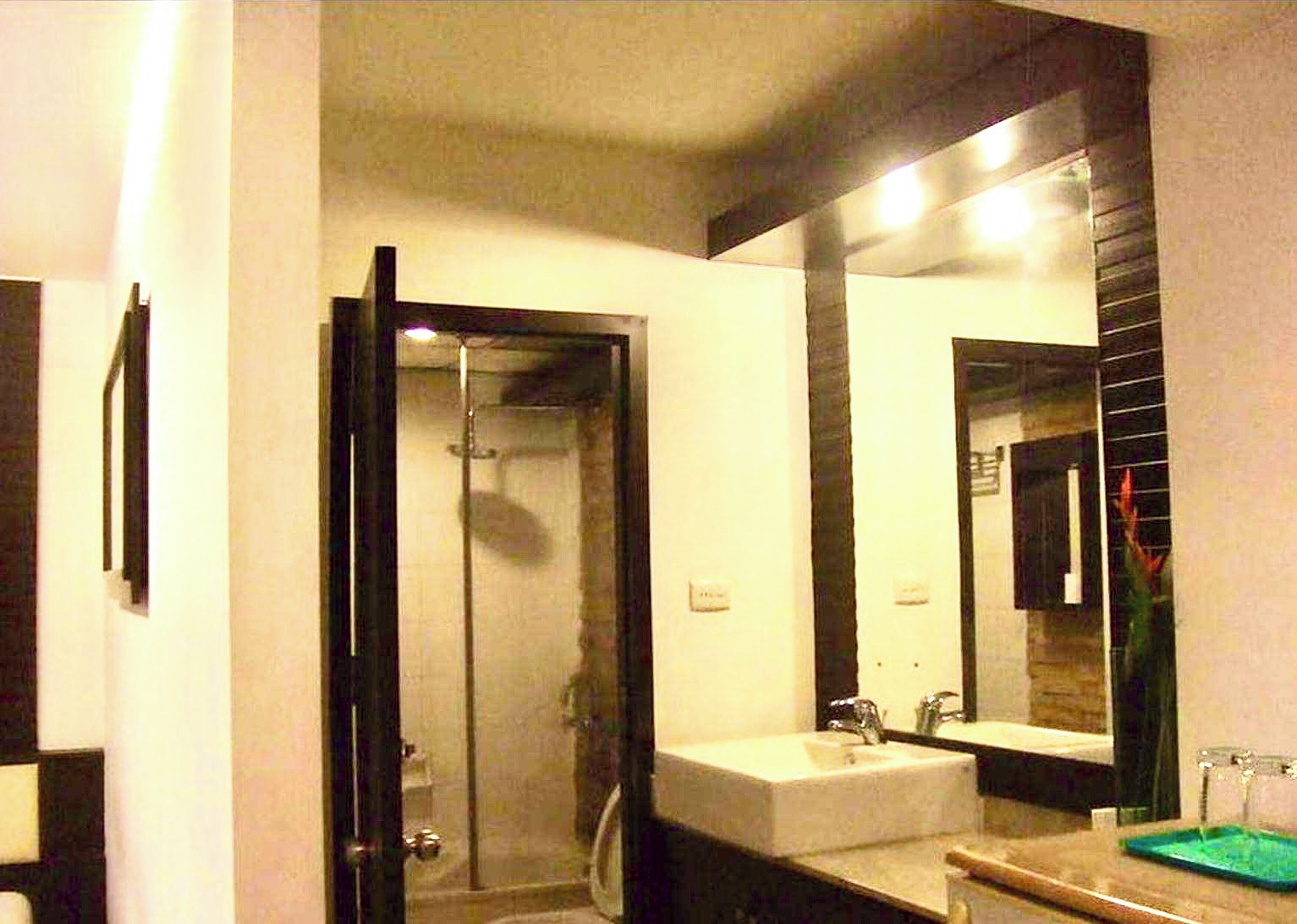 Deluxe Twin Room | Bathroom | Shower, rainfall showerhead, free toiletries, bathrobes