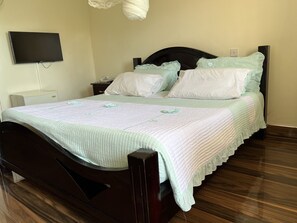 Desk, blackout curtains, free WiFi, bed sheets - Anderita Beach Hotel (Entebbe)