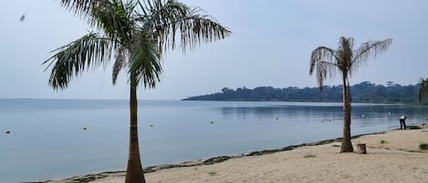 Een privéstrand, een strandbar