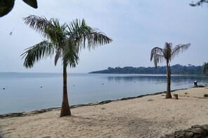 Een privéstrand, een strandbar