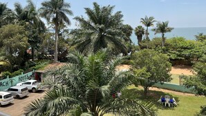 Un hotel con vista a la playa, palmeras y un letrero que dice "HOTEL".