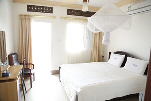 Escritorio, cortinas blackout, wifi gratis y ropa de cama 