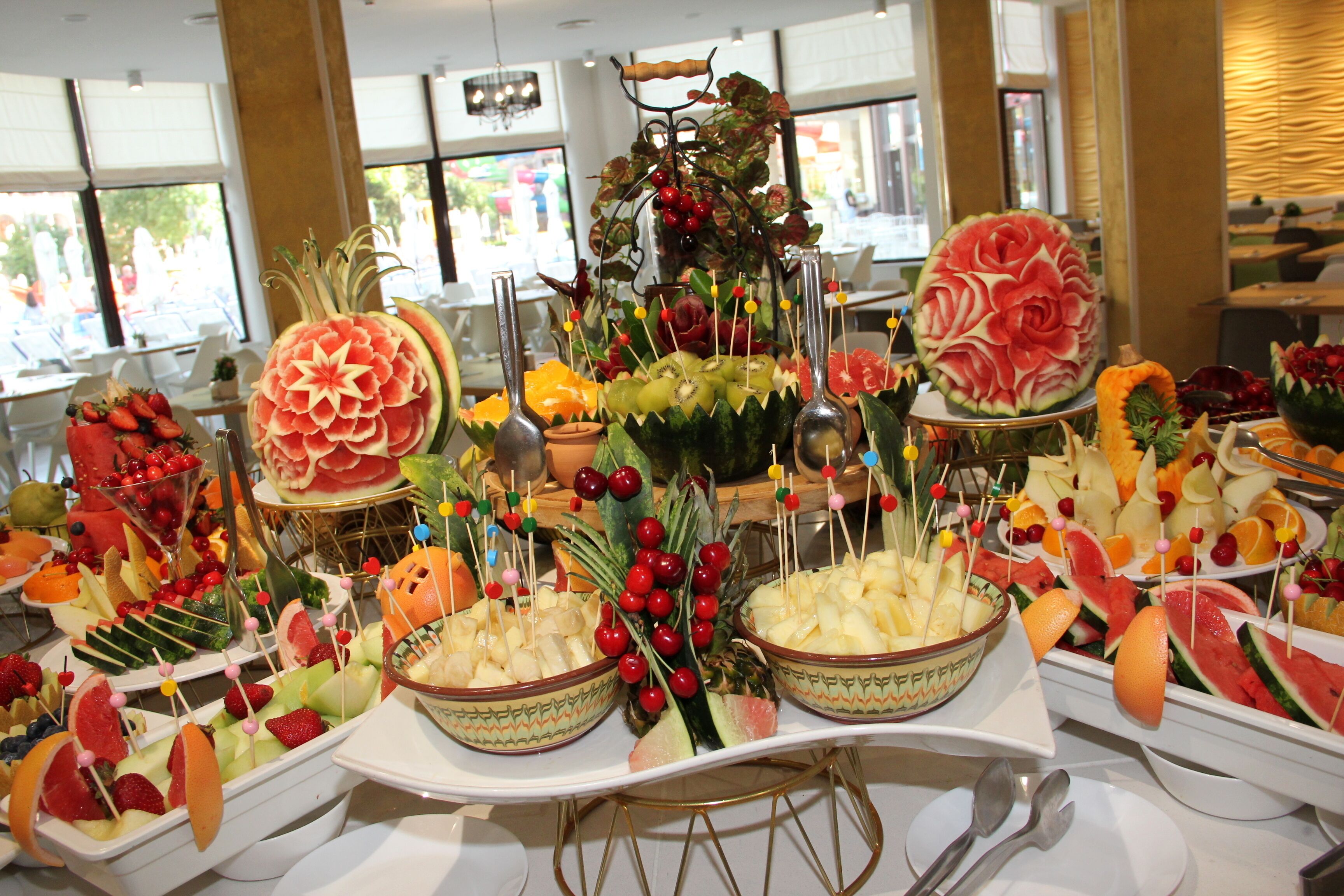 Der serveres morgenmad, frokost, aftensmad og internationale retter 