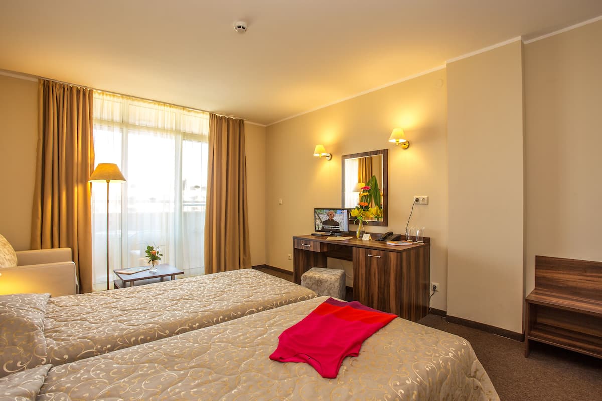 Phòng, ban công (Free water park passes) | 1 phòng ngủ, minibar, két bảo mật tại phòng, bàn