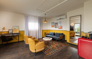 Terrace Suite One Bed Room | Minibar, Zimmersafe, Schreibtisch, schallisolierte Zimmer