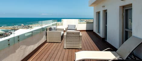 Premium suite, 2 slaapkamers, terras (Park) | Uitzicht op strand/zee